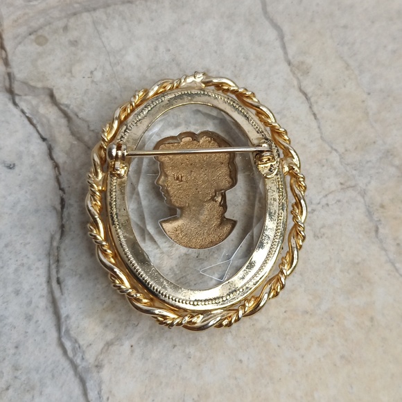 Vintage crystal cameo reversed carved brooch - Picture 6 of 7